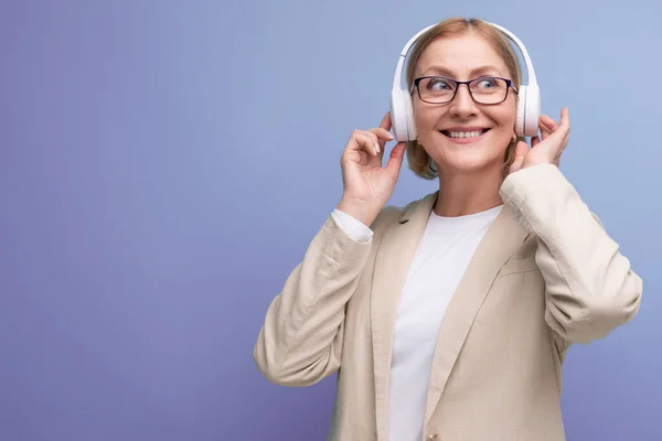 Primer Plano Mujer Mediana Edad Chaqueta Disfrutando Música Con Auriculares — Foto de Stock