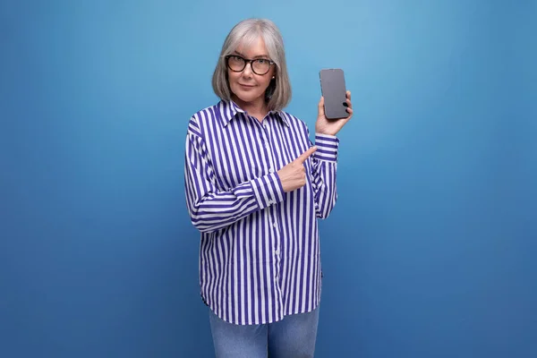 Mujer Pensionista Moderna Con Pelo Gris Dominando Nueva Técnica Teléfono — Foto de Stock