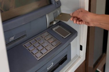 Kadın eli ATM 'ye kredi kartı çekiyor..