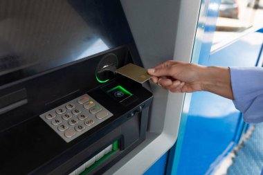 Banka kartı ATM 'ye eklenir.