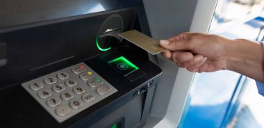 Kadın eli ATM 'ye bir banka kartı uygular..