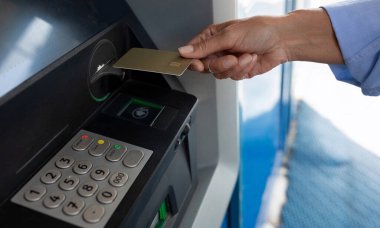Bir kadın ATM 'ye plastik kart tutuyordu..