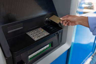 Kadın eli ATM 'ye bir banka kartı koyar..