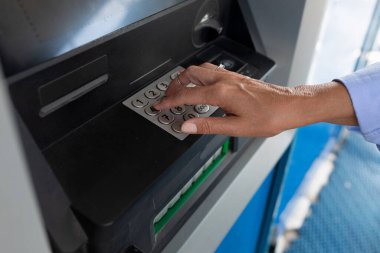 ATM 'de kadın eli pin koduna giriyor..
