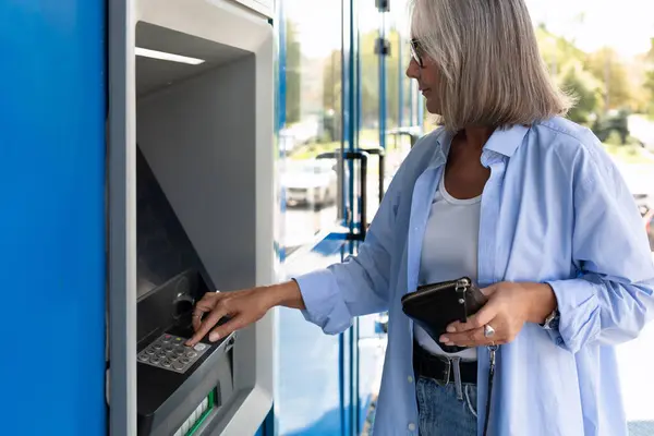 Rentnerin Hebt Bargeld Geldautomaten Auf Der Straße Stockbild