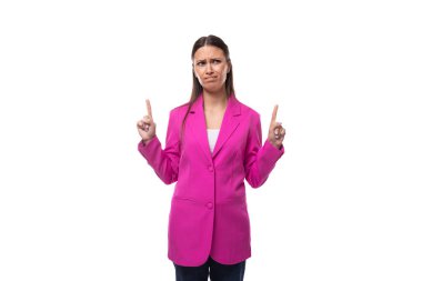 Parlak ahududu ceketi giymiş beyaz tenli bir iş kadını sohbette el kol hareketi yapar..