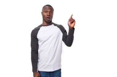 Yay ceketli genç, pozitif Afrikalı adam elleriyle ilginç haberler veriyor..