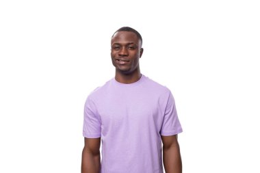 30 yaşında, kısa saçlı, beyaz arka planda, kısa saçlı Amerikalı bir adam..