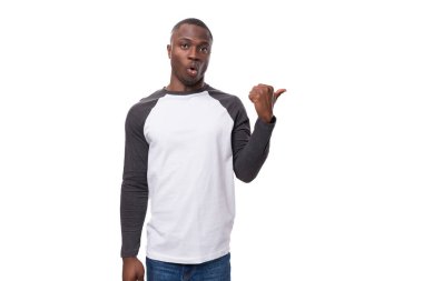 Genç ve çekici karizmatik iş adamı Amerikalı adam ilginç haberler veriyor..