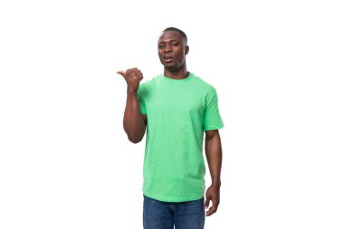 Nane tişörtü giymiş genç bir Amerikalı elinde haber ve reklam ile fotokopi alanı olan beyaz bir arka planda..