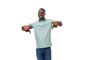 Kısa saçlı, naneli tişört ve kot giyen yakışıklı afrikalı genç adam ellerini reklam alanına kadar uzattı..