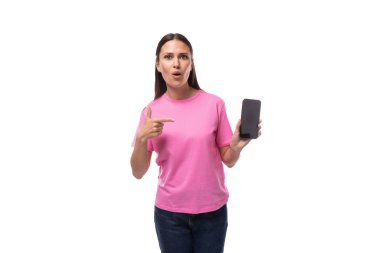 Pembe pamuklu tişört giymiş genç, narin bir kadın elinde akıllı bir telefon tutuyor. reklam kavramı.