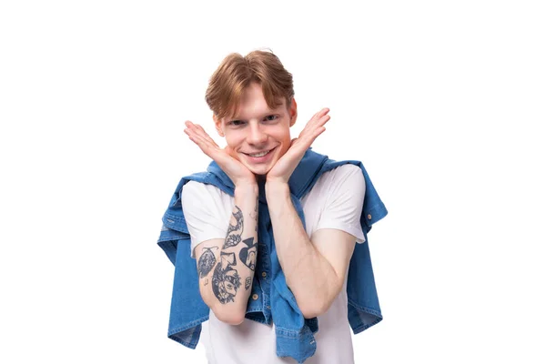 Молодий Короткошерстий Білий Студент Чоловічої Статі Золотим Рудим Волоссям Татуюванням — стокове фото
