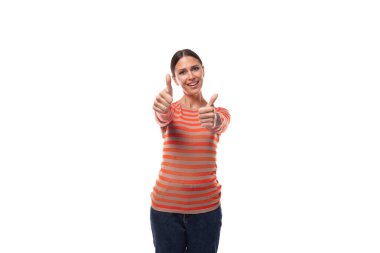 Turuncu kazak giymiş, siyah saçlı, genç ve güzel bir kadın aktif olarak fotokopi alanı olan beyaz bir arka planda hareket ediyor..