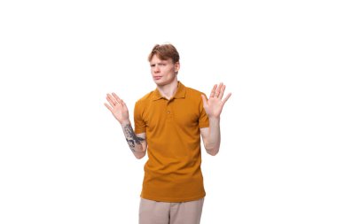 Beyaz arka planda hardallı tişört giymiş çekici bir kızıl adam..