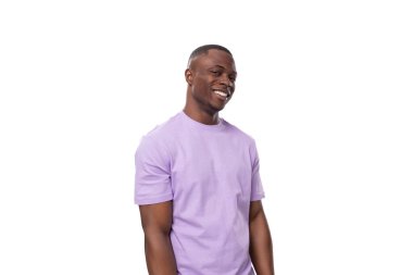 Genç, kendine güvenen, açık leylak tişörtlü Amerikalı bir adam..