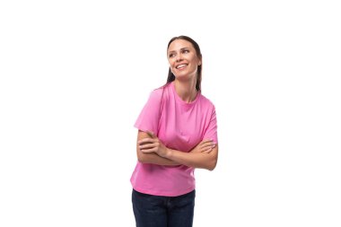 Genç, gülümseyen, düz siyah saçlı, pembe tişörtlü bir kadın..