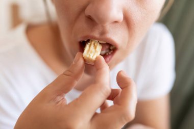 Genç bir kadın trans yağlı abur cubur yiyor..