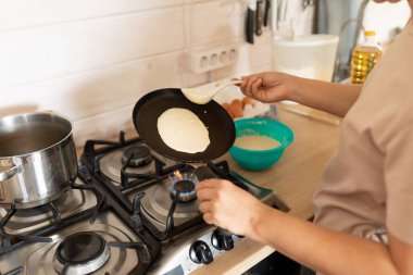 Ev mutfağındaki ızgarada krep yapma süreci..