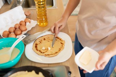 Krep pişirirken mutfağa yakın çekim..