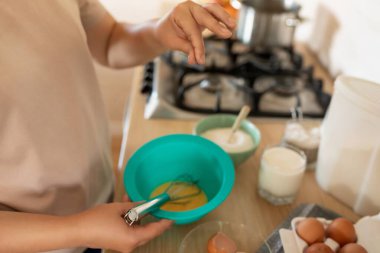 Krepler için yumurta çırpıyorum..