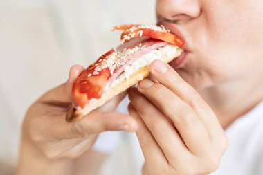 Genç bayan ev yapımı sandviçleri seviyor..