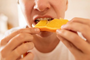 Kadın diyetteyken portakal yer..