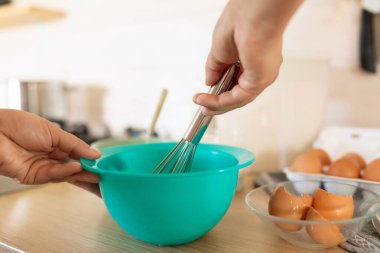 Kavanozda yumurta yoğuran çırpıcının yakın çekimi..