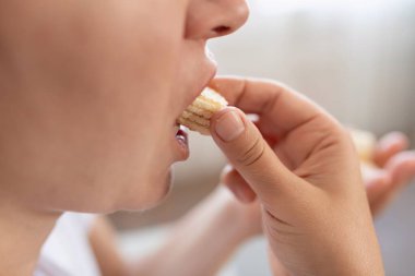 Kadınlar tatlı yemek ister ve waffle yer..