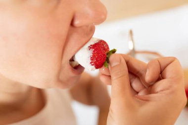 Kadın mutfakta diyet yaparken kahvaltı yapıyor..