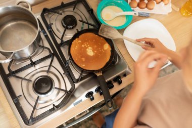 Krep pişirirken gaz sobası..