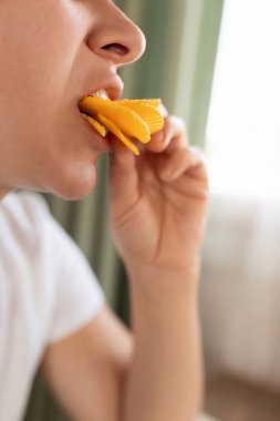 Genç bir kadın diyetteyken cipsleri fazla yiyor. yeme bozukluğu.