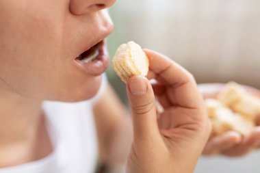 Kadın kahvaltıda waffle yiyor..