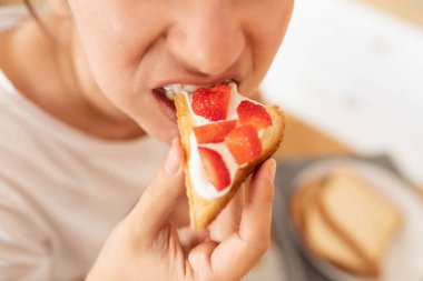 Kadın kahvaltıda kızarmış ekmekle besleniyor..