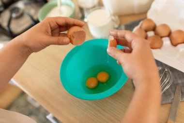 Kırık yumurta kabuklarının yakın çekimi.