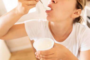 Kadın mutfakta diyet yaparken kahvaltı yapıyor..