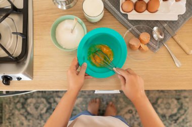 Omlet kasesinde yumurta çırpma işlemi..