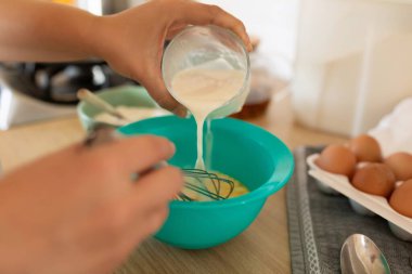 Krep hamurunda yumurtalara süt ekliyorum..