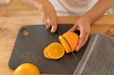 Eller portakalı dilimliyor..