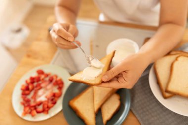 Üst manzara, kızarmış tost, üçgen şeklinde dilimlenmiş..