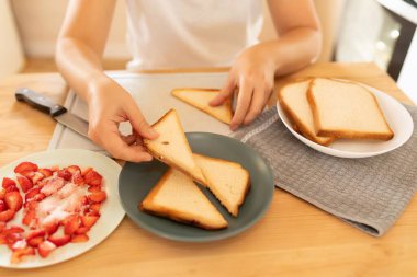 Üst manzara, kızarmış tost, üçgen şeklinde dilimlenmiş..