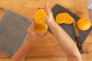 Dilimlenmiş portakallar tahtada yatıyor..