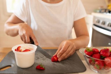 Ekşi krema ve çilekli tatlıya yakın plan..