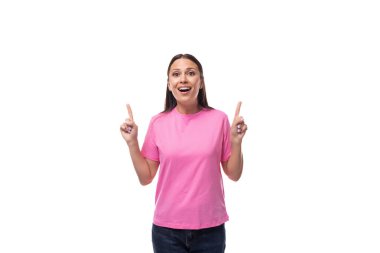 Pembe tişört giymiş, parmak izi alan genç, zayıf bir kadın..