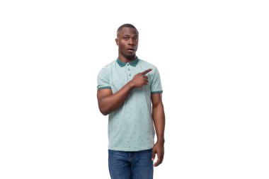 Tişört giymiş genç, narin Amerikalı adam ve kot pantolon şaşkınlıkla bakıyor..