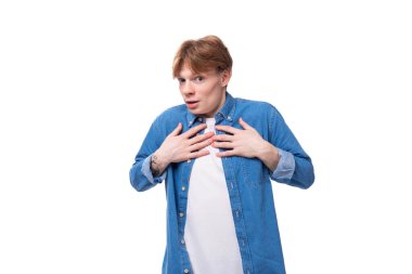 Bakır saçlı, mavi gömlekli, genç, şaşırmış Avrupalı bir adam..