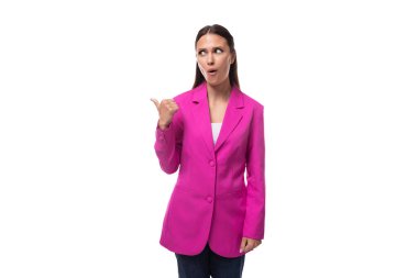 Genç esmer iş kadını kıpkırmızı giyinmiş beyaz bir arka planda fotokopi alanı olan şık bir kadın..