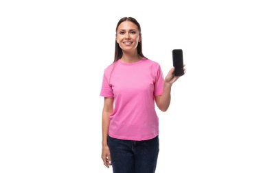 Düz siyah saçlı, pembe tişörtlü, elinde akıllı telefonu olan güzel bir manken kadın..