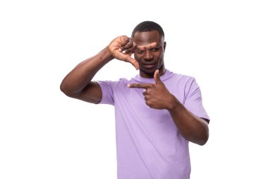 Genç, kendine güvenen, açık leylak tişörtlü Amerikalı bir adam..