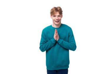 Kırmızı saçlı, mavi kazaklı neşeli öğrenci..